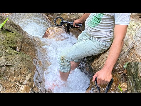 Burada Dereden Akan Altın Tanelerini Eleyerek Çıkarıyoruz !!!