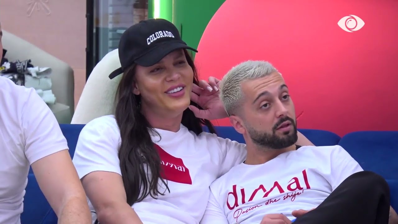 Sfida/ Grupi i kuq performon këngën që ka krijuar