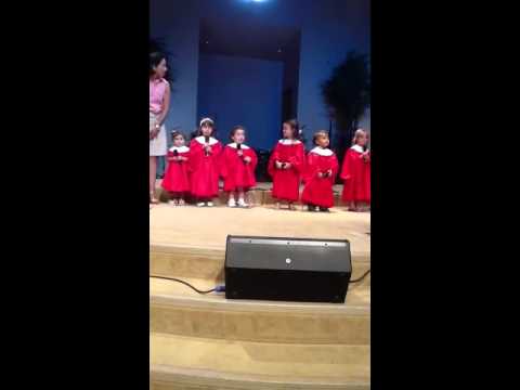 Lauren cantando na escolinha sabatina