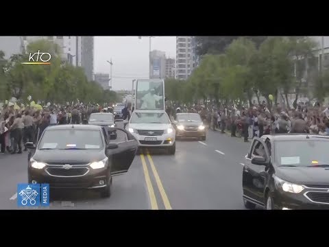 Le pape François accueilli à Lima par une foule immense