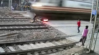 dangerous accident at railway crossing 😨😨!! please subscribe ||subtitles available in caption