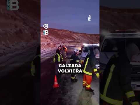 Un camión cayó 300 metros por un acantilado en Neuquén y el conductor murió
