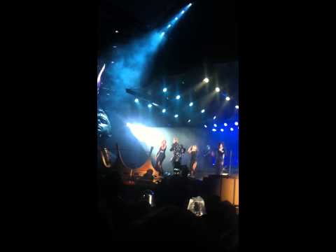 Robbie Williams synger Kids, med en mix av ACDC i begynnelen :)