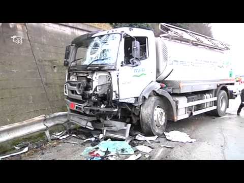 Schianto frontale tra due camion in via Innsbruck a Bolzano