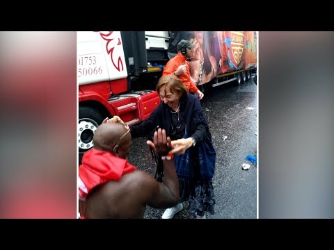 Notting Hill Carnival 2018: Raver, aged 92, dances with strangers in the street | ITV News