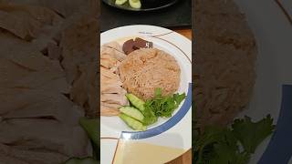 こういう色のカオマンガイが増えた気がする。だいたいこういうのはシンガポール・チキンライスとか名乗ってたり。