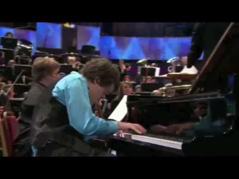 Benjamin Grosvenor plays Britten's Piano Concerto (BBC Proms 2011)