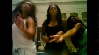 Beyonce, her sister Solange & Kelly Rowland singin 