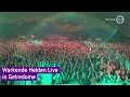 De zaal zingt 'Schijt aan regels' van Mooi Wark. Beeld: Warkende Helden