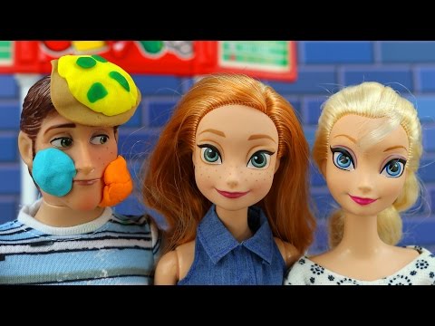 Frozen Anna y Elsa Guerra de Comida el Bien contra el Mal con Han Kristoff Barbie. Video