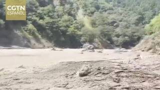 Socorristas acuden a paso fronterizo afectado por deslizamiento de tierra en Xizang, China