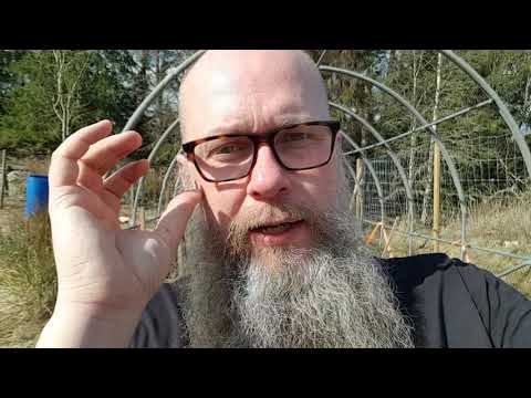 Fyller på med grus i vår blöta odlingstunnel. | torpliv offgrid