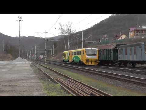 Triebwagen der České dráhy (ČD) in Velké Březno/ small diesel train at Velké Březno