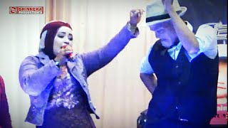 Download lagu Goyang Taruih !!😂💃🤣 Mak Son Vs Ayu Dewi Dendang Bagurau Bukik Bunian || Live Balai Balai mp3