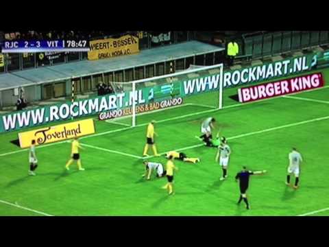 Nare botsing Piet Velthuizen tijdens Roda JC - Vitesse (14 april 2013)