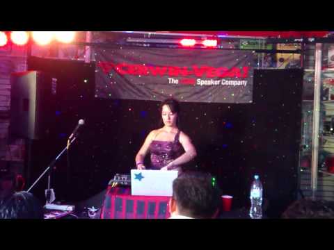 DJ Liiz Rodríguez mezclando