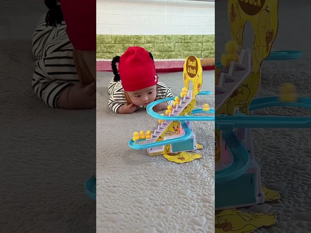 Vídeo relacionado con Juguete Eléctrico para Subir escaleras de Pato, Juguete de Escalada de Patos Pequeños, Juego de Juguetes Eléctricos con Luces LED Intermitentes y música, Regalo de Cumpleaños