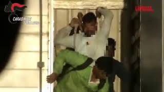 Stipati nei cassoni dei camion: così i lavoratori agricoli venivano portati nei campi