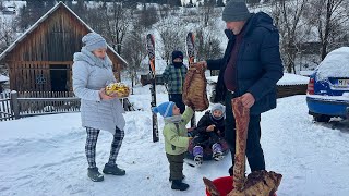 Download lagu Winter life of a large family in the Carpathians ❄️🏔️ Snow, skiing, smokehouse and a warm dinner ❤️ mp3