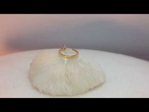 18k gold ring with emerald cut diamond