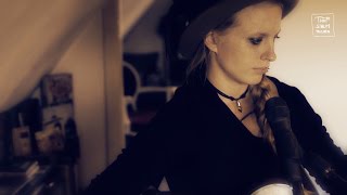 Musik-Video-Miniaturansicht zu Alles gleich Mensch Songtext von Cynthia Nickschas