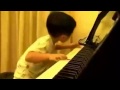 5 летний мальчик играет на пианино 