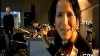 (✿◠‿◠ )Welcome back Andrea! ♫ Tinseltown in the Rain ♫ - Cutest moment of Andrea Corr