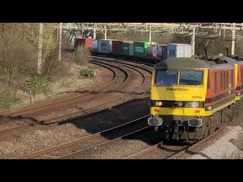 4M87 - FL90s - Oldie & Newbie matching Skodas 90048 and 90013 on a light load for Trafford Park