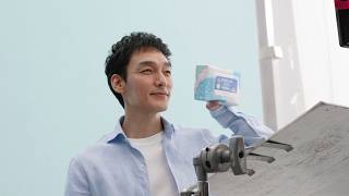 草なぎ剛、ノールックで商品を一発キャッチ　スタッフも驚き！？　「エリエール フタつきウエットティシュー」新CM＋メーキング