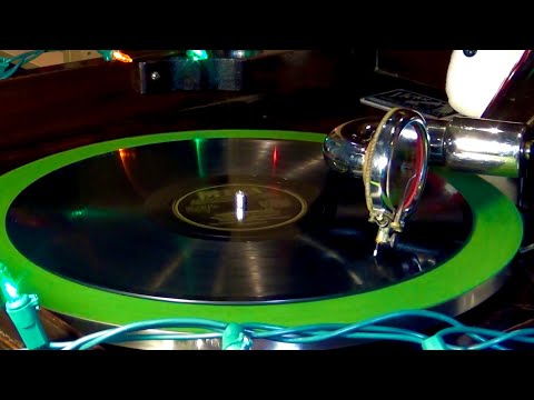 Bing Crosby - Adeste Fideles (1942) "1918 Victrola Phonograph"