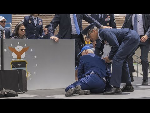 Usa, Biden cade durante la cerimonia dell'aeronautica: sta bene Usa, Biden cade durante la cerimonia dell'aeronautica: sta bene