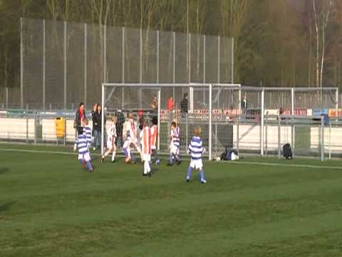 dvc f4 maakt een mooie goal.
