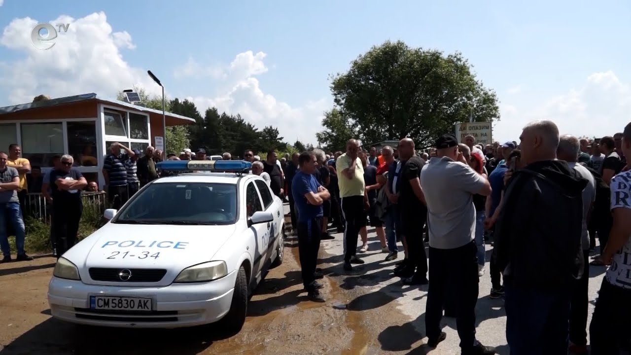 Жители на община Доспат блокираха главния път за Девин с искане за повече дърва за огрев