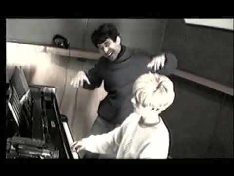 Jorge leseando con la Cecilia Aguayo mientras ella toca el piano