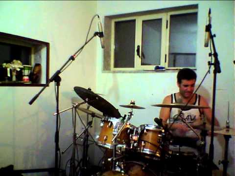 Giovanni Volpe plays on drum Michael Jackson's BEAT IT