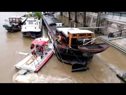 Saving a houseboat during Paris 2016 Floods