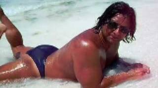 Mannelijke stripper op het strand