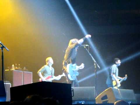 Foo Fighters - This Is A Call (Live in Vancouver, Rogers Arena, 25.10.2011)