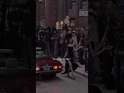 Her real walk is back🙇🏻‍♀️#dsquared2 #fashion #runway #ytshorts #yasminwijnaldum