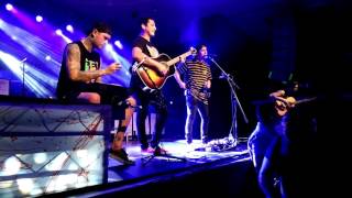 Pierce The Veil - Kissing In Cars (Acoustic) Live 16/08/2016