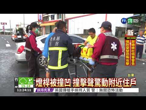 轎車失控撞號誌燈 車內5人受困