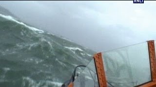 preview picture of video 'Plymouth lifeboat launches into storm force 10'