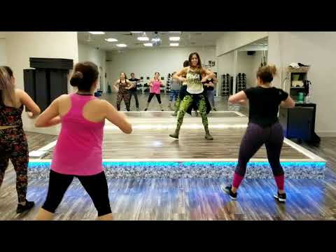 Isamar Sevilla zin Zumba Pegaito al Piso in class