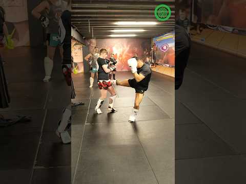 Muay Thai Training – Setting up Fast Low Kicks with Panicos Yusuf
