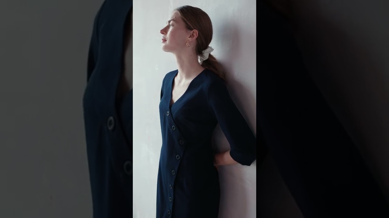 Sukienka z asymetrycznym przodem i guzikami - granatowa