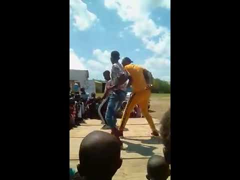 Kalux performing kundulupa at jozi