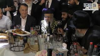 מרן הרב יצחק יוסף בחתונת זבולונוב & גדילוב. בהשתתפות לב לבייב, חיים ישראל, מנדי ג'רופי ושי וינר (מורשת מרן) - התמונה מוצגת ישירות מתוך אתר האינטרנט יוטיוב. זכויות היוצרים בתמונה שייכות ליוצרה. קישור קרדיט למקור התוכן נמצא בתוך דף הסרטון