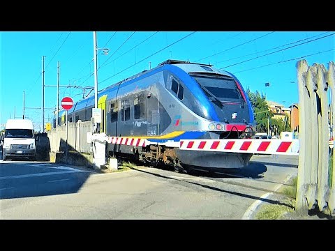 Passaggio a livello Nizza Via Battisti treno in transito # railroad crossing # bahnübergang