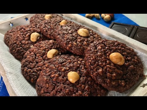 deliziosi BISCOTTI AL CIOCCOLATO CON NOCCIOLE friabili fuori morbidi e umidi dentro