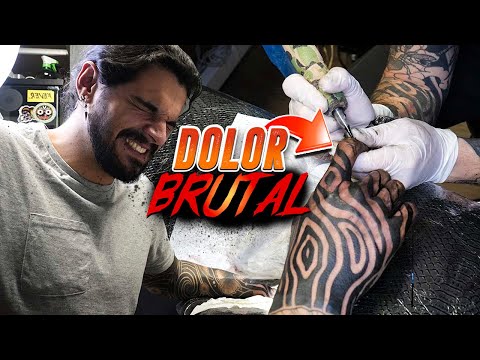 Mi AMIGO se TATÚA la MANO + DEDOS y NO PARA de LLORAR 🤨